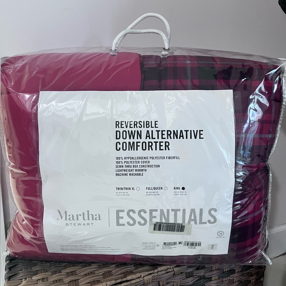 FREE SHIPPING TIL SUNDAY. Martha Stewart Reversible Comforter. Full/Queen